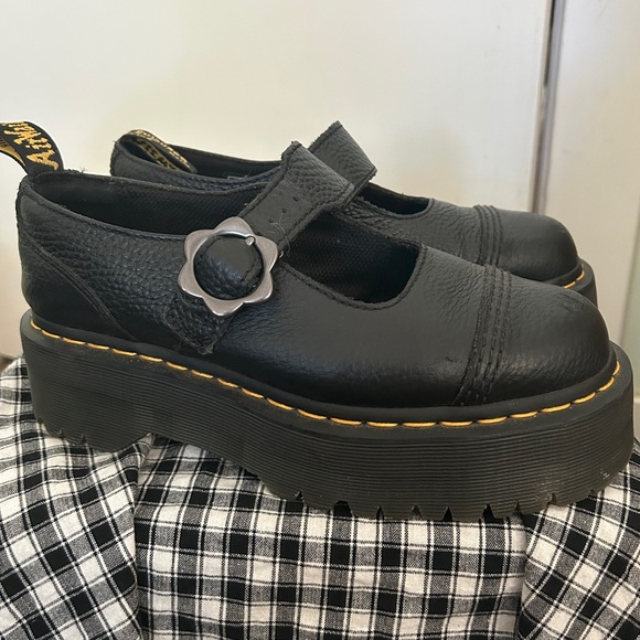 Black Kids Shoes with Flower Buckle - Picture 2 of 4